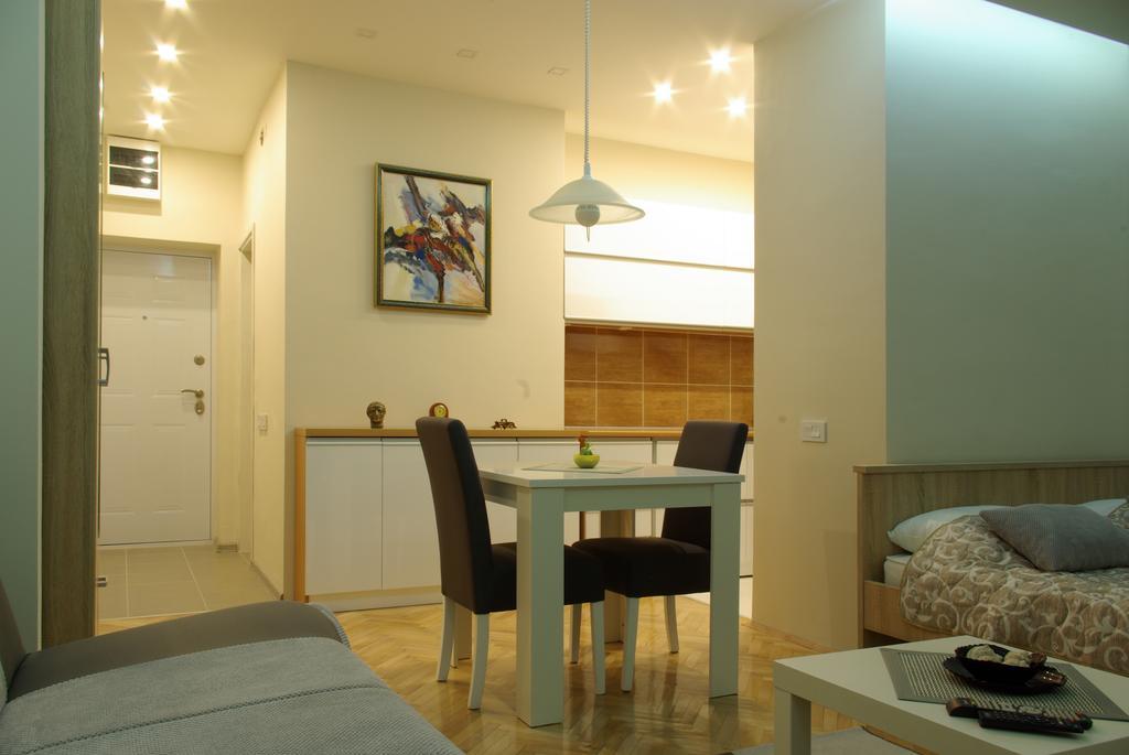 Square Studio Apartment Ниш Экстерьер фото