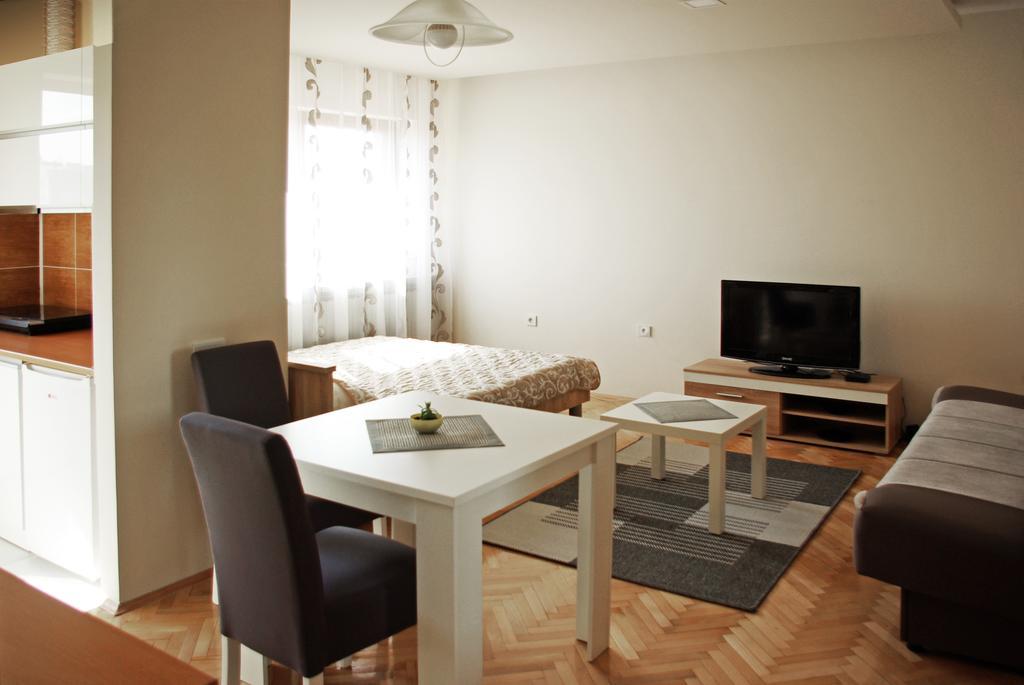 Square Studio Apartment Ниш Экстерьер фото